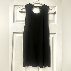 Womens open back twist back athletic top. Large.‎